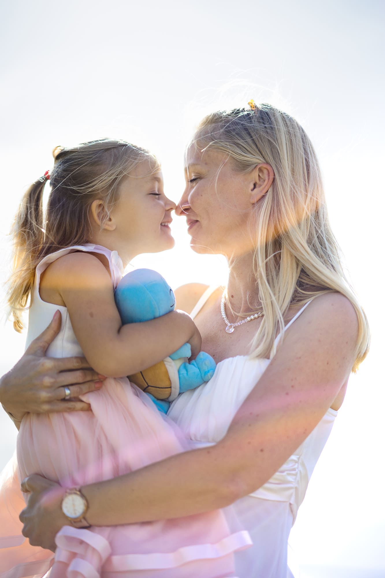 Familienfotograf Helge Peters Mutter mit Tochter auf dem Arm kuscheln